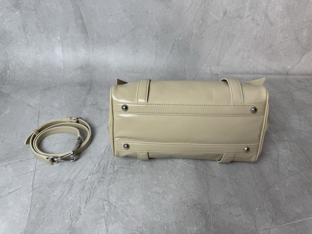 Miu Miu's new bow-tie tote bag is a popular sweet and cool style for commuting in recent years.