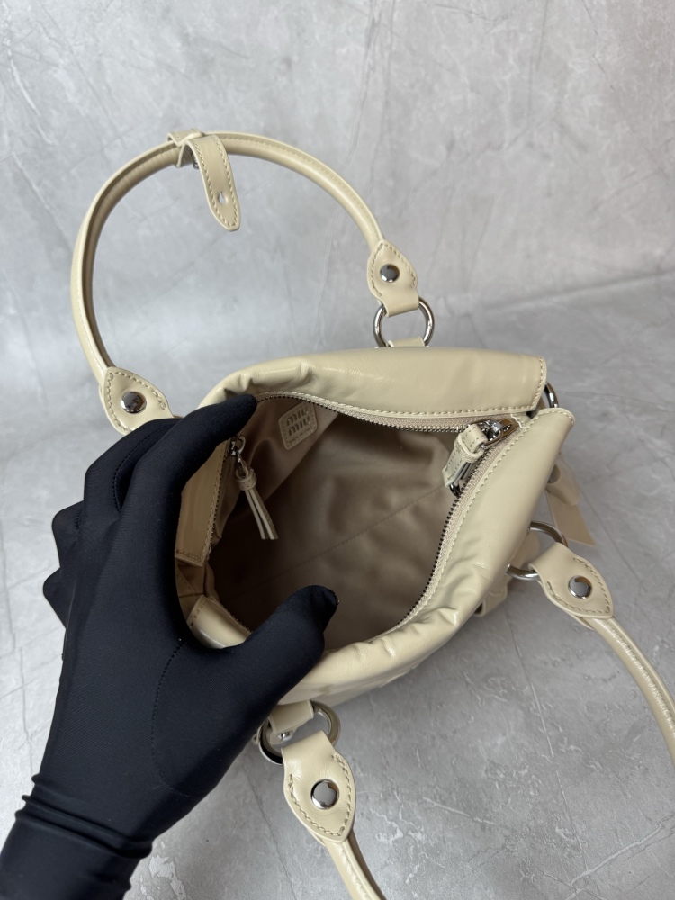 Miu Miu's new bow-tie tote bag is a popular sweet and cool style for commuting in recent years.