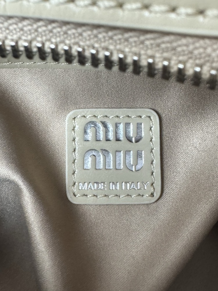 Miu Miu's new bow-tie tote bag is a popular sweet and cool style for commuting in recent years.