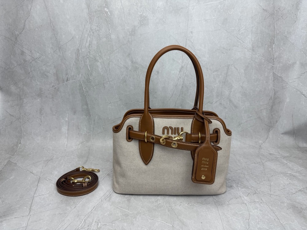 The Miu Miu Aventure canvas tote bag is also a popular "retro preppy style" bag in recent years.