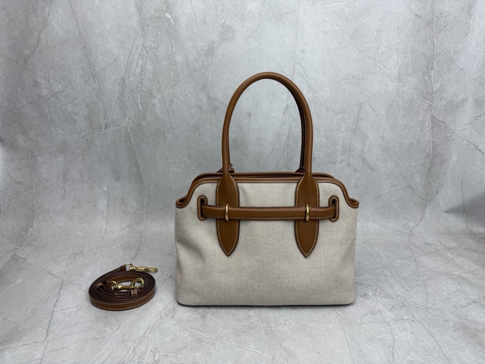 The Miu Miu Aventure canvas tote bag is also a popular "retro preppy style" bag in recent years.