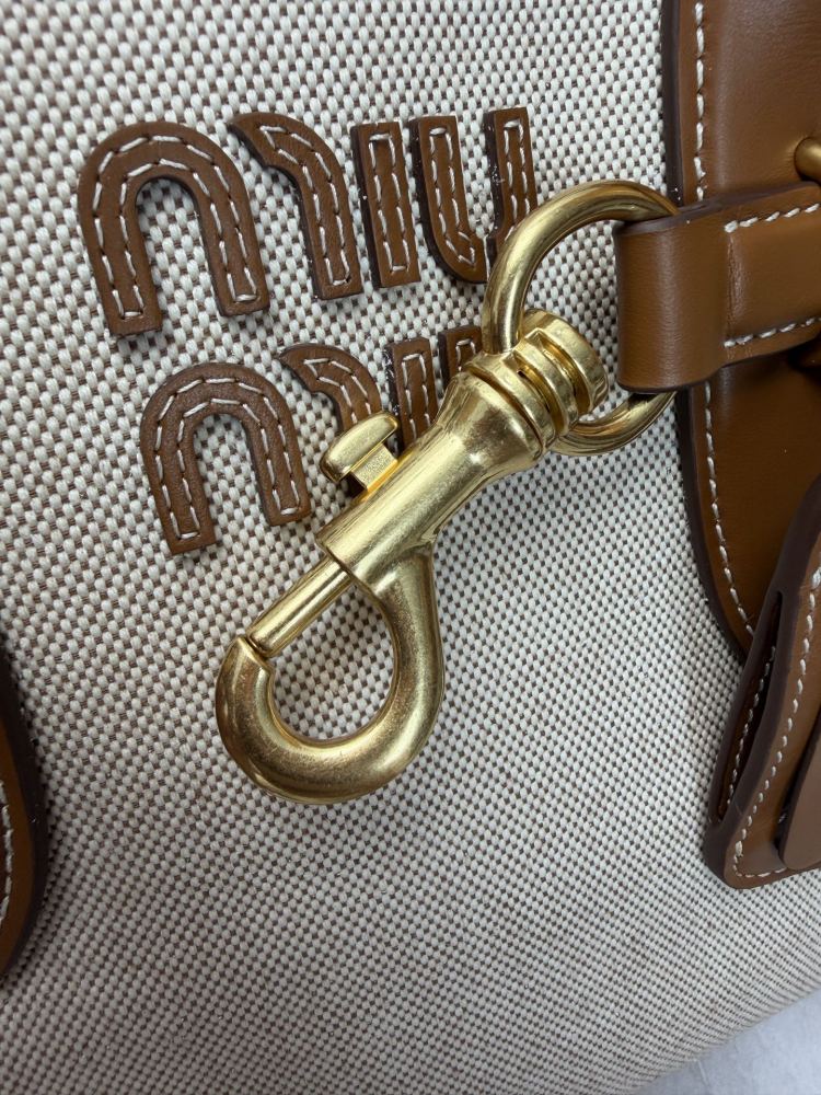 The Miu Miu Aventure canvas tote bag is also a popular "retro preppy style" bag in recent years.