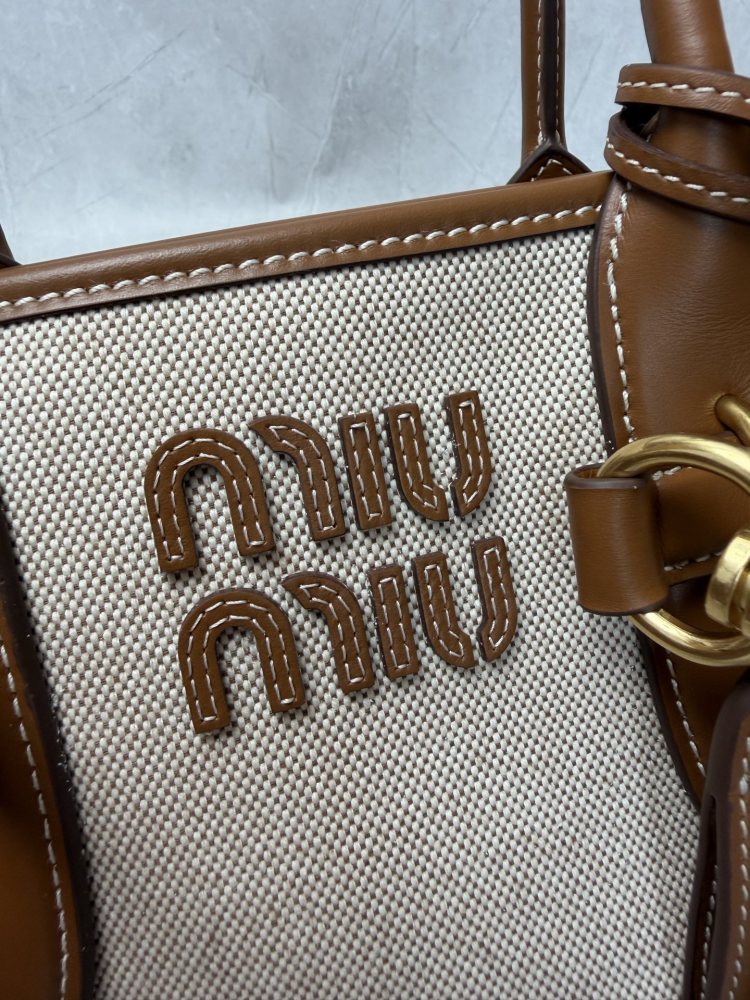 The Miu Miu Aventure canvas tote bag is also a popular "retro preppy style" bag in recent years.