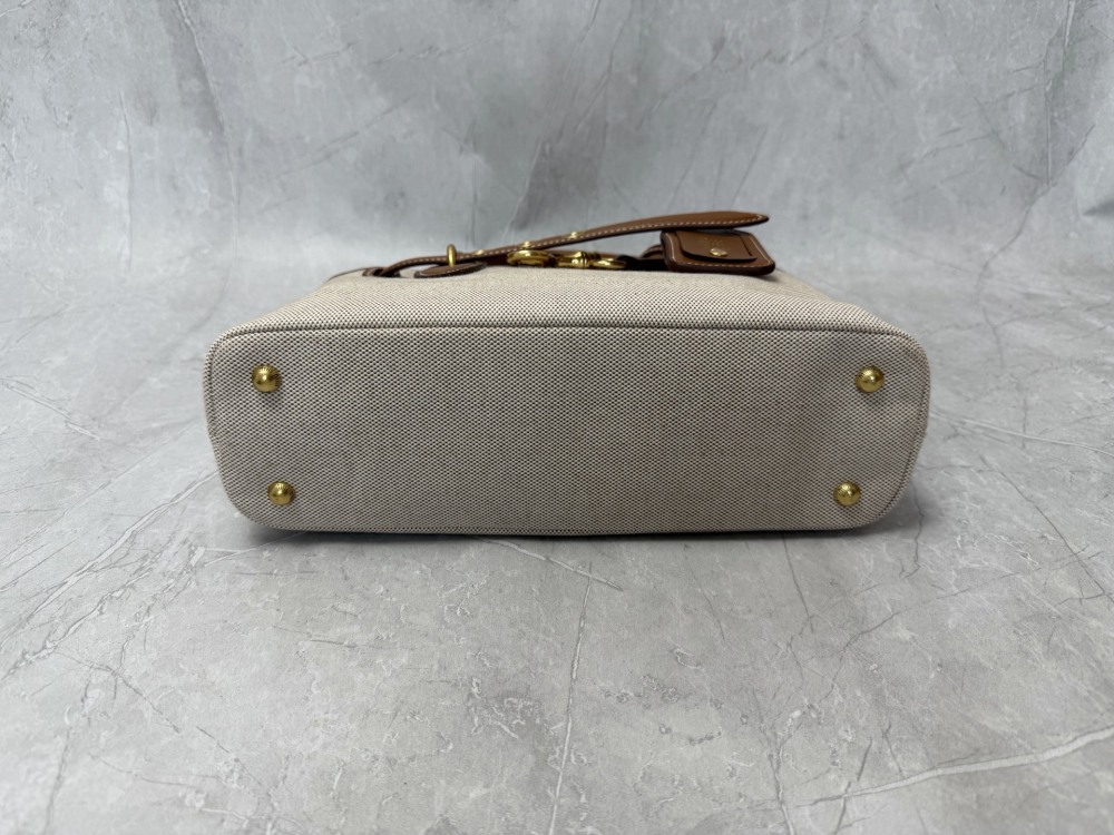 The Miu Miu Aventure canvas tote bag is also a popular "retro preppy style" bag in recent years.