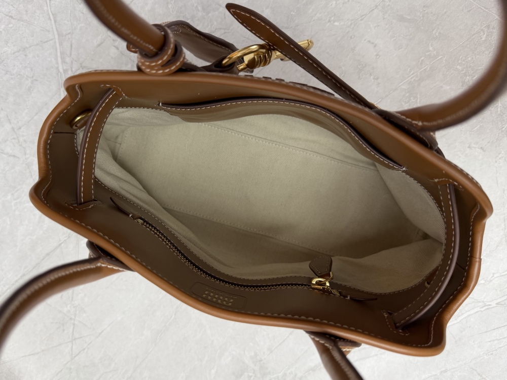 The Miu Miu Aventure canvas tote bag is also a popular "retro preppy style" bag in recent years.