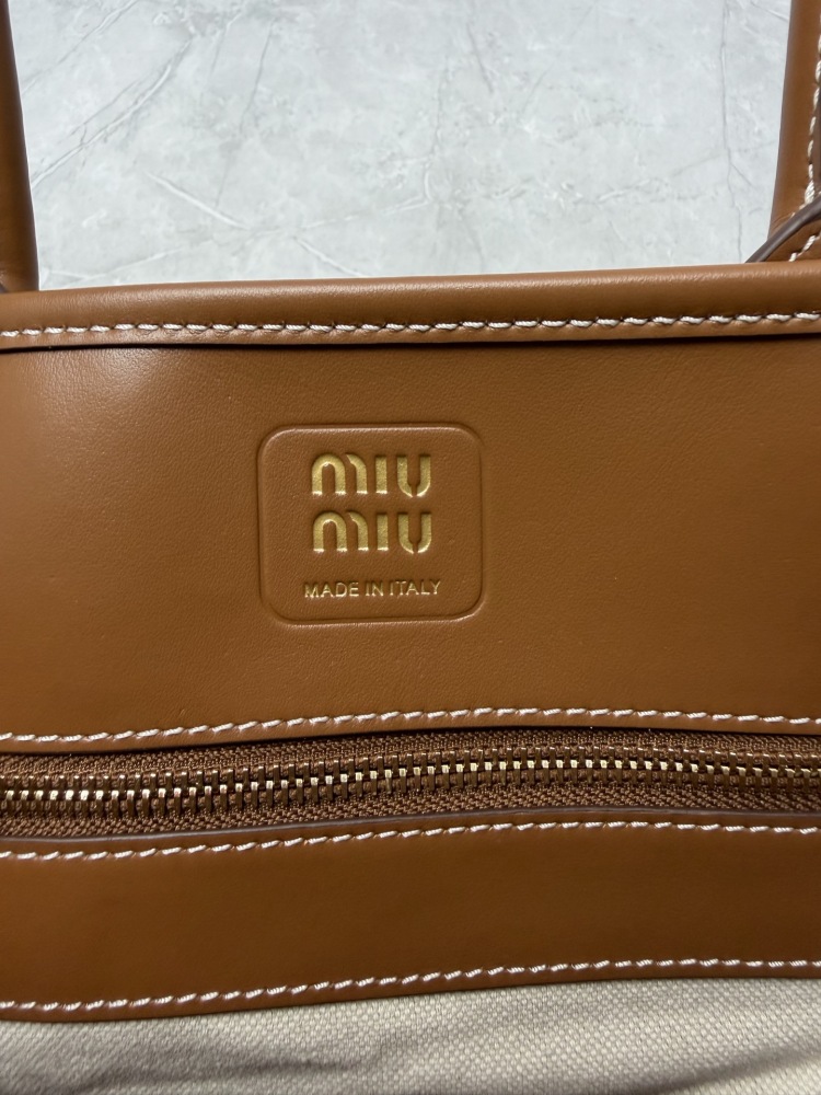 The Miu Miu Aventure canvas tote bag is also a popular "retro preppy style" bag in recent years.