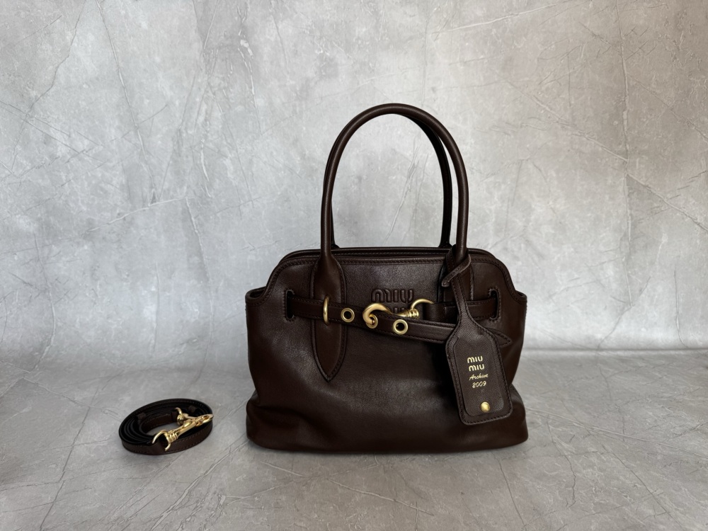 The Miu Miu Aventure medium-sized tote bag (dark brown calfskin) is a highly popular retro-style work bag in recent years.