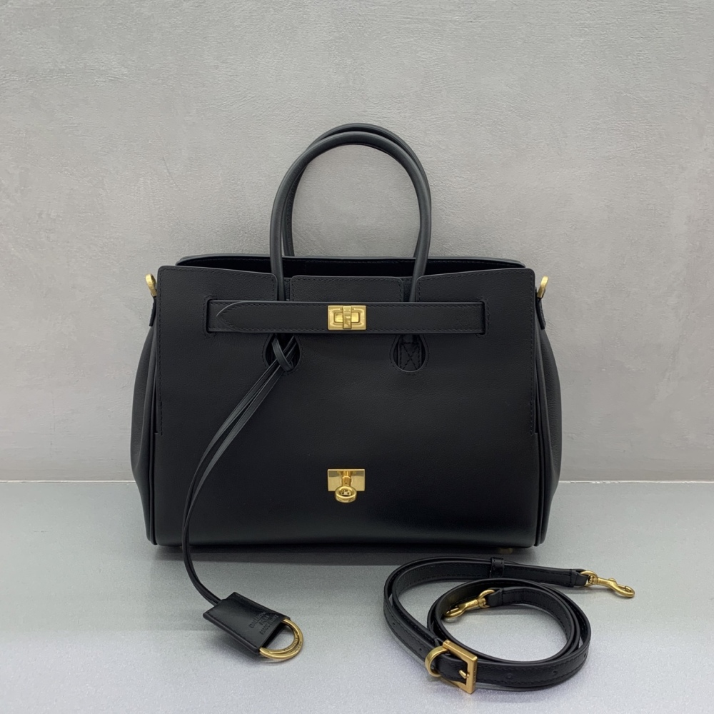 This is the Balenciaga Rodeo medium tote bag (black and gold), a minimalist commuter style that has become extremely popular in recent years.