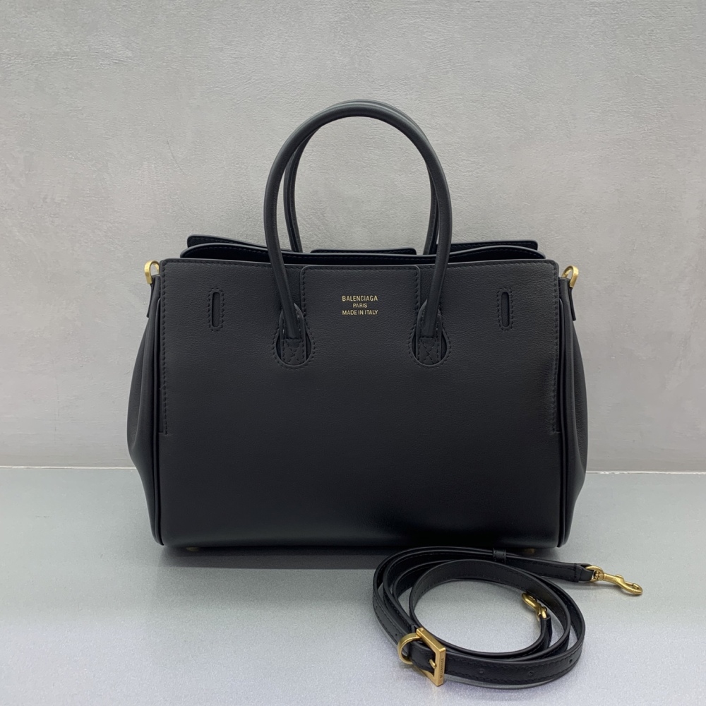 This is the Balenciaga Rodeo medium tote bag (black and gold), a minimalist commuter style that has become extremely popular in recent years.