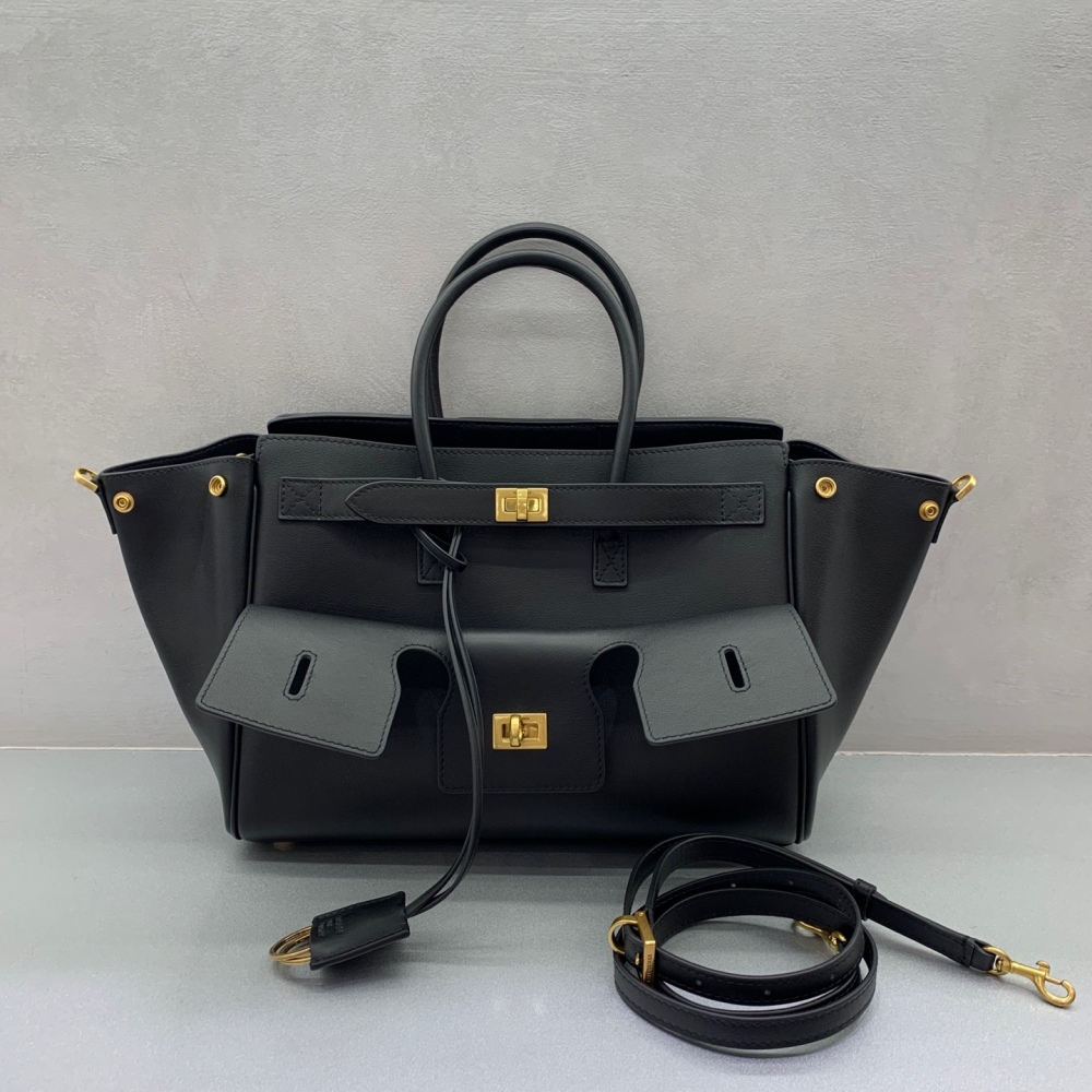 This is the Balenciaga Rodeo medium tote bag (black and gold), a minimalist commuter style that has become extremely popular in recent years.