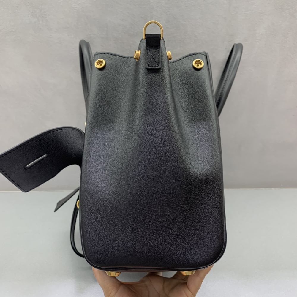 This is the Balenciaga Rodeo medium tote bag (black and gold), a minimalist commuter style that has become extremely popular in recent years.