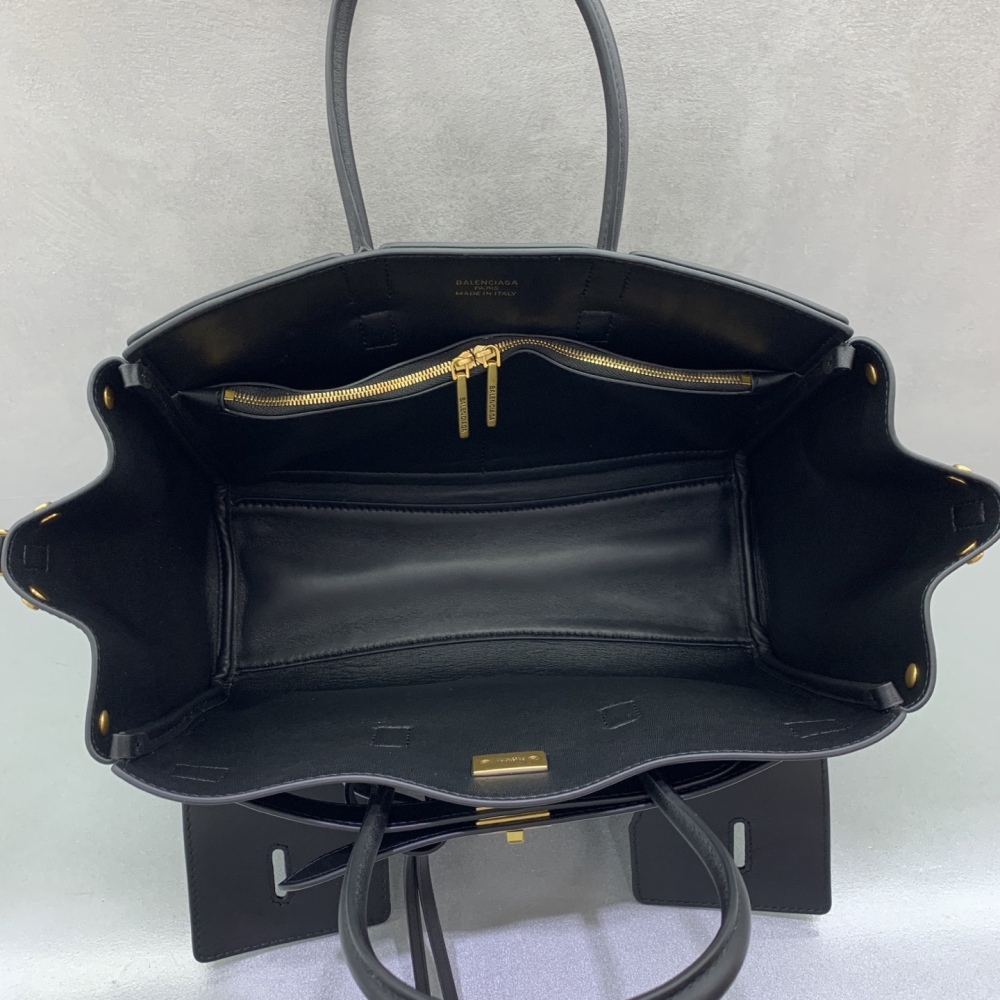 This is the Balenciaga Rodeo medium tote bag (black and gold), a minimalist commuter style that has become extremely popular in recent years.