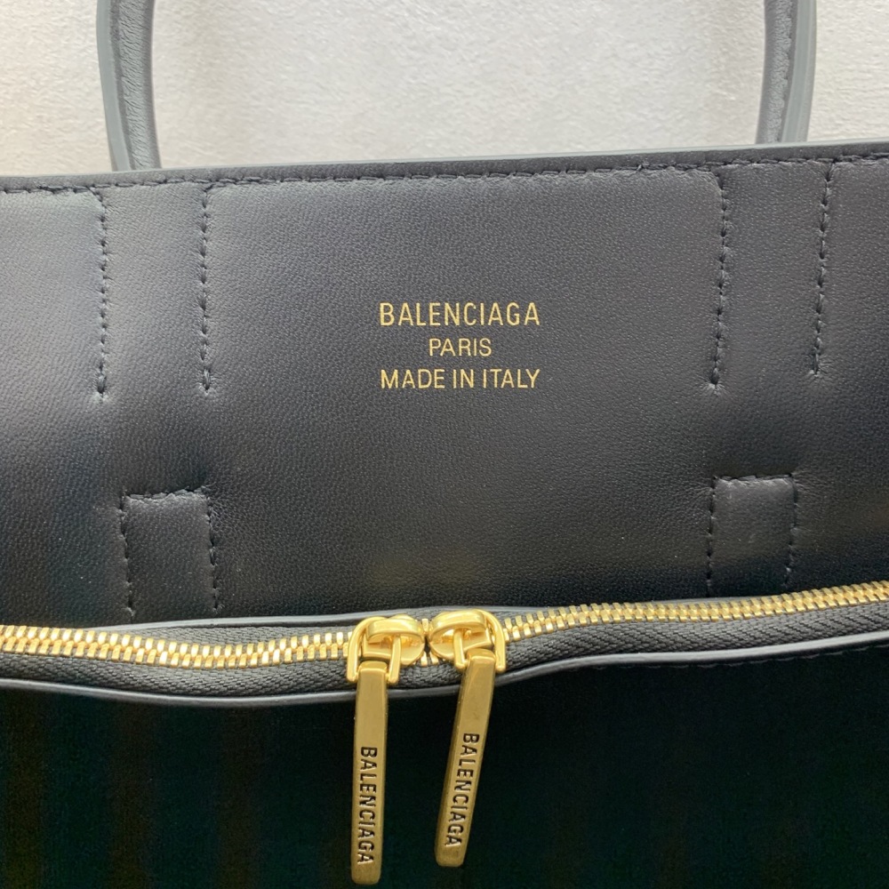 This is the Balenciaga Rodeo medium tote bag (black and gold), a minimalist commuter style that has become extremely popular in recent years.