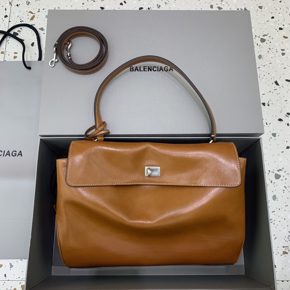 The Balenciaga Rodeo medium tote bag (caramel distressed color) is a minimalist commuter style that has been extremely popular in recent years.