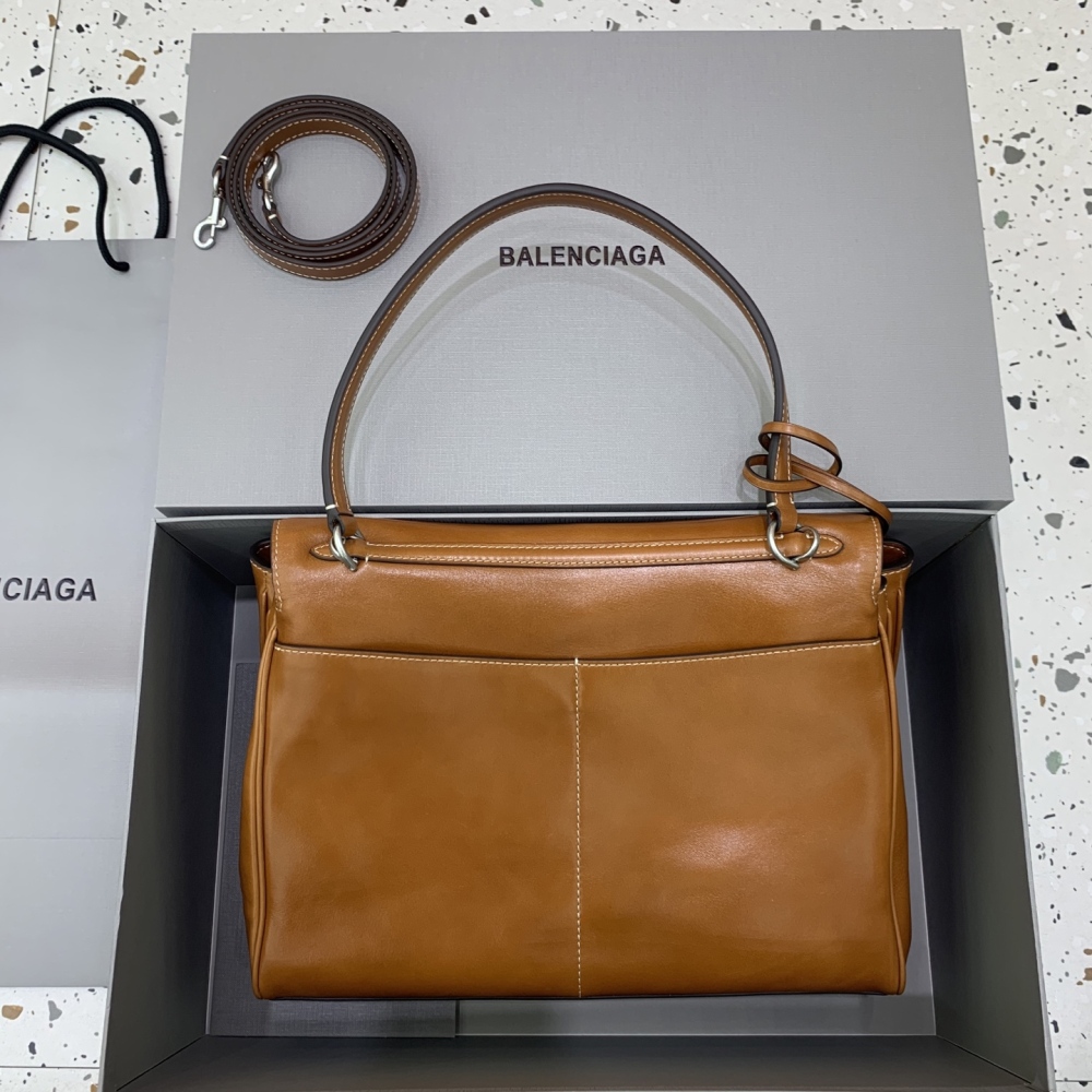 The Balenciaga Rodeo medium tote bag (caramel distressed color) is a minimalist commuter style that has been extremely popular in recent years.