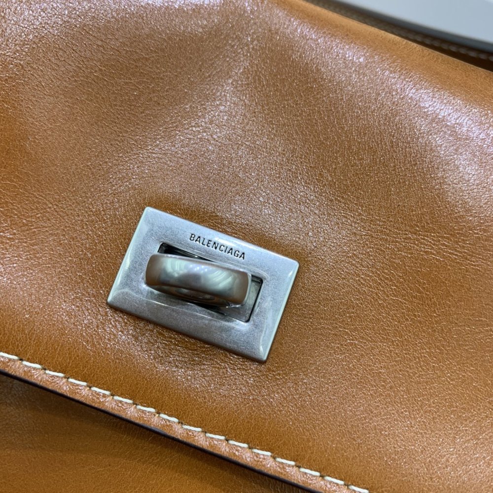 The Balenciaga Rodeo medium tote bag (caramel distressed color) is a minimalist commuter style that has been extremely popular in recent years.