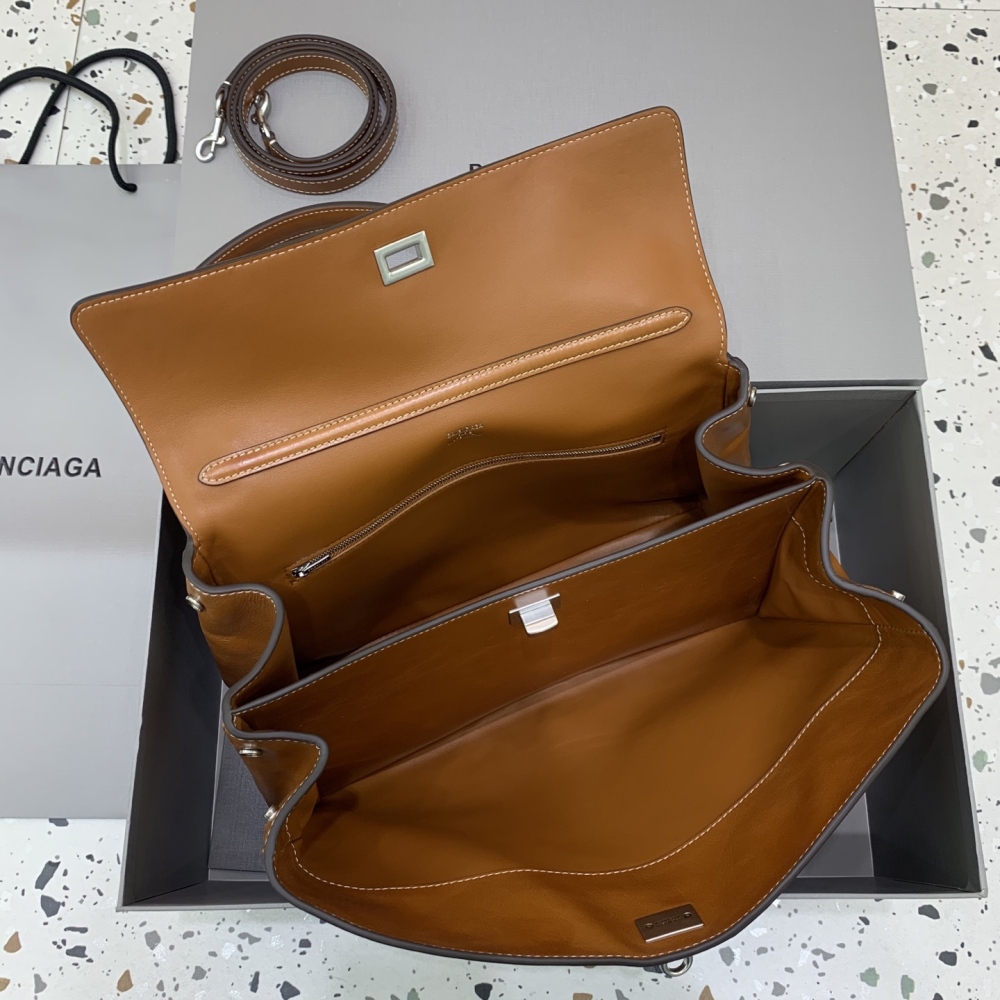 The Balenciaga Rodeo medium tote bag (caramel distressed color) is a minimalist commuter style that has been extremely popular in recent years.