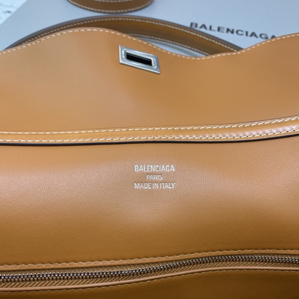 The Balenciaga Rodeo medium tote bag (caramel distressed color) is a minimalist commuter style that has been extremely popular in recent years.