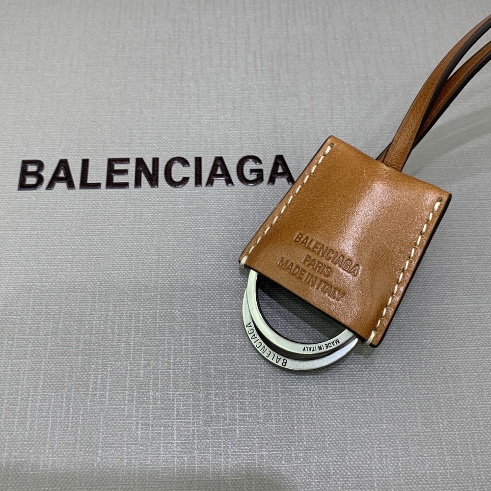 The Balenciaga Rodeo medium tote bag (caramel distressed color) is a minimalist commuter style that has been extremely popular in recent years.