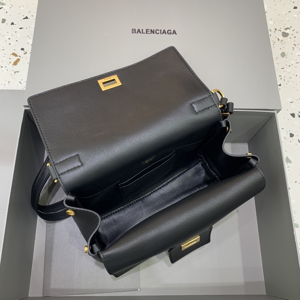 The Balenciaga Rodeo small shoulder bag is a minimalist commuter style that has become extremely popular in recent years.
