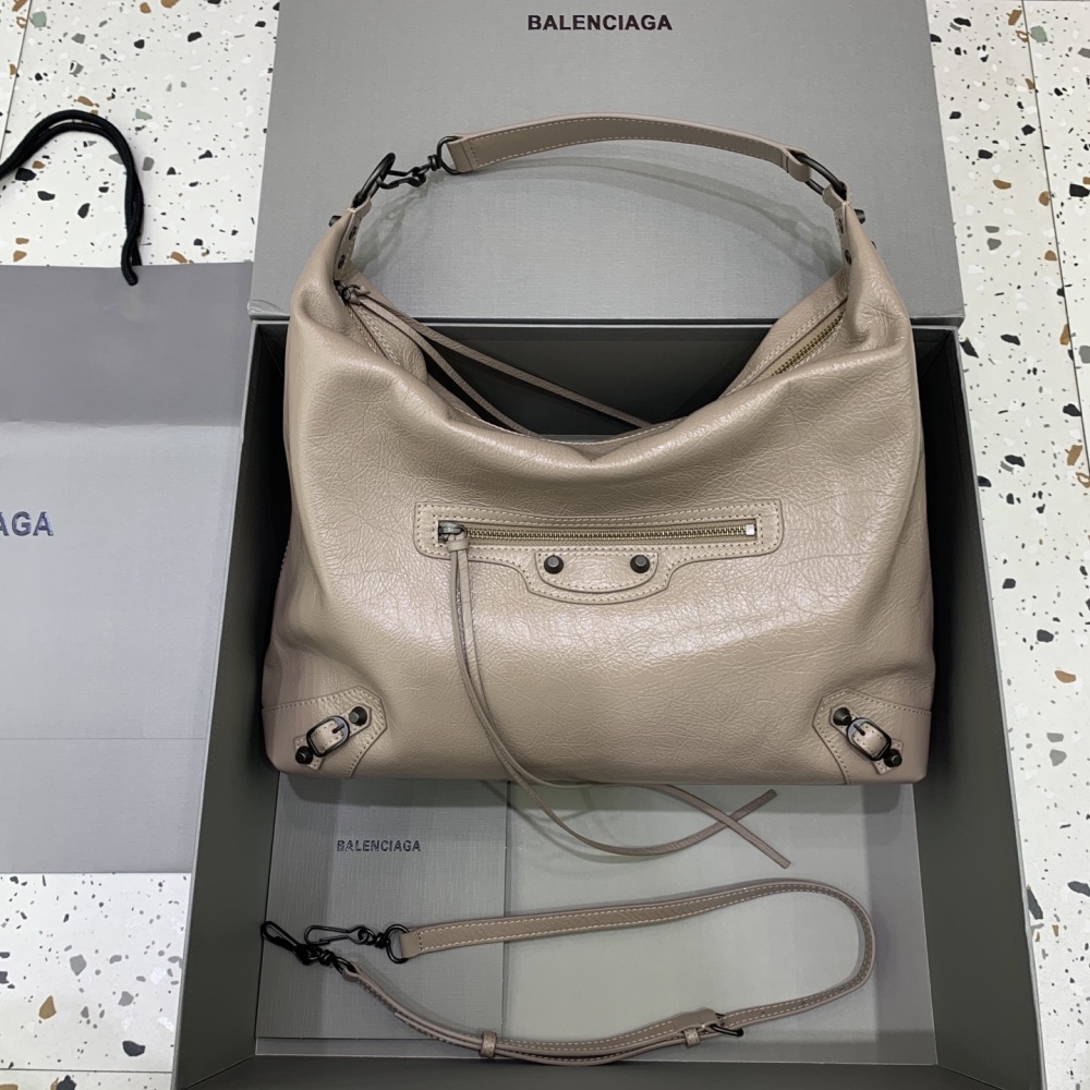 The Balenciaga Le City series Hobo shoulder bag (beige) is a modern derivative of the brand's classic motorcycle bag.
