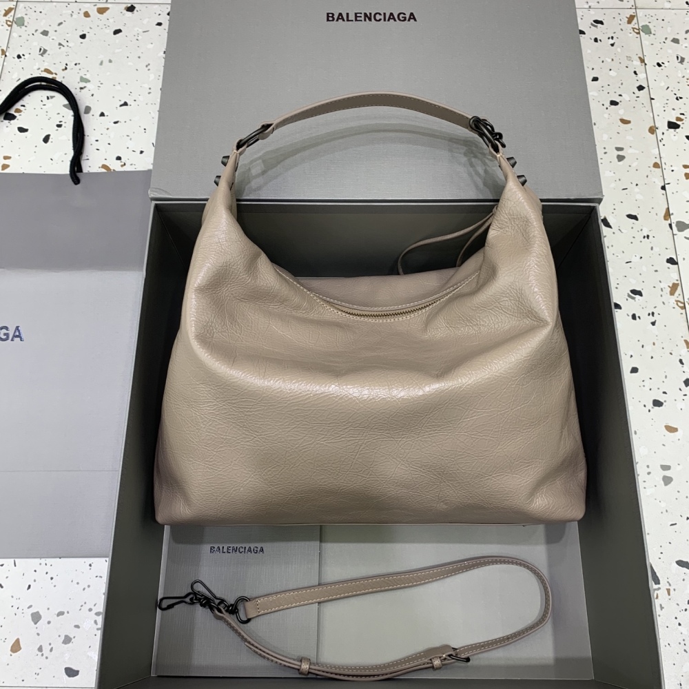 The Balenciaga Le City series Hobo shoulder bag (beige) is a modern derivative of the brand's classic motorcycle bag.