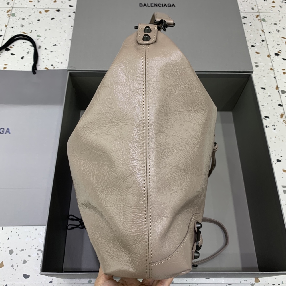 The Balenciaga Le City series Hobo shoulder bag (beige) is a modern derivative of the brand's classic motorcycle bag.