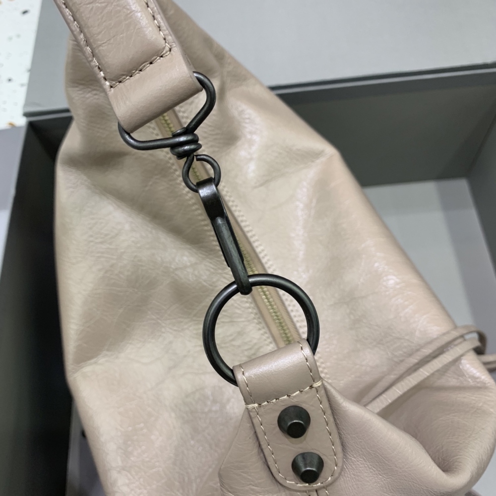 The Balenciaga Le City series Hobo shoulder bag (beige) is a modern derivative of the brand's classic motorcycle bag.