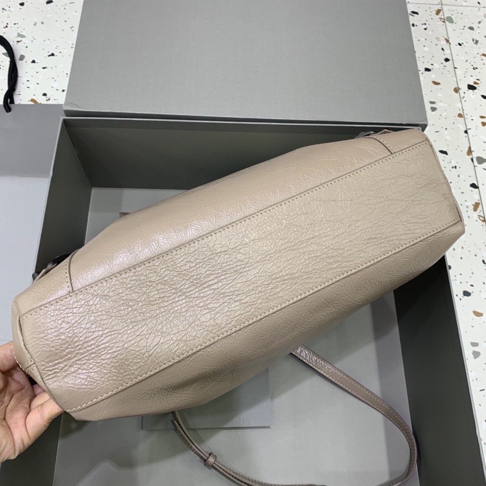 The Balenciaga Le City series Hobo shoulder bag (beige) is a modern derivative of the brand's classic motorcycle bag.