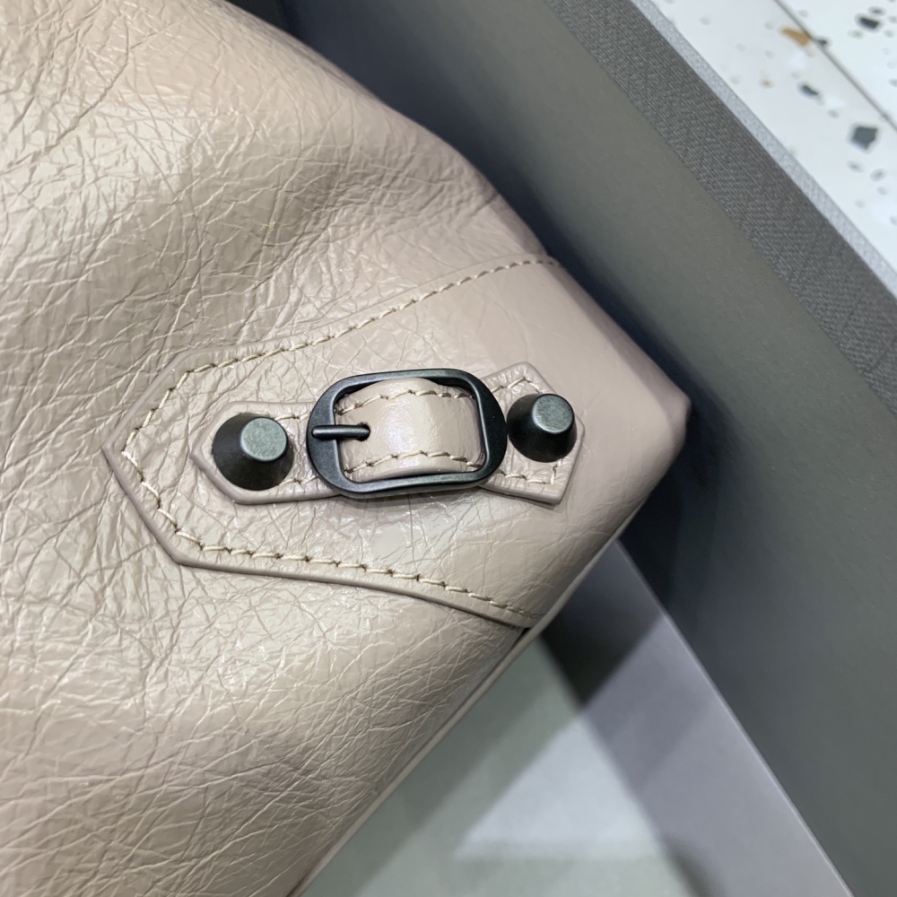 The Balenciaga Le City series Hobo shoulder bag (beige) is a modern derivative of the brand's classic motorcycle bag.