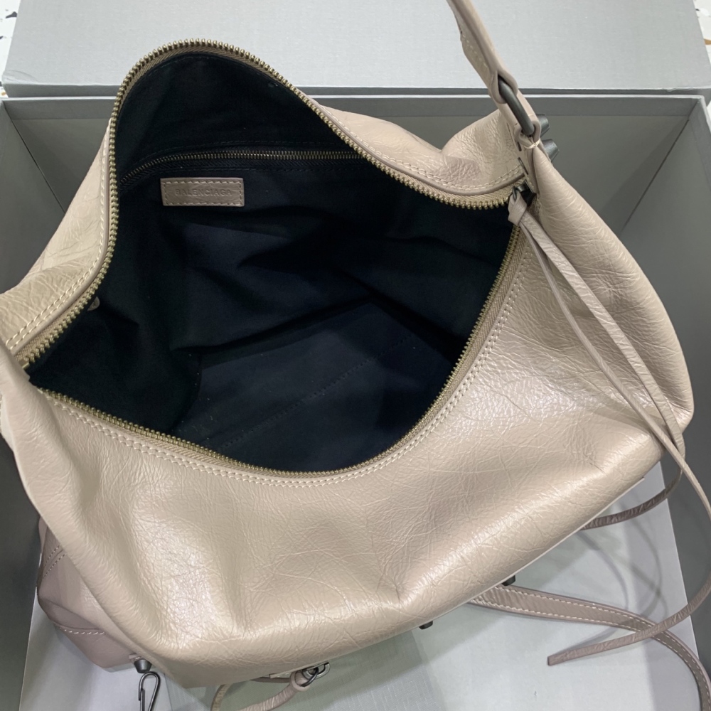 The Balenciaga Le City series Hobo shoulder bag (beige) is a modern derivative of the brand's classic motorcycle bag.