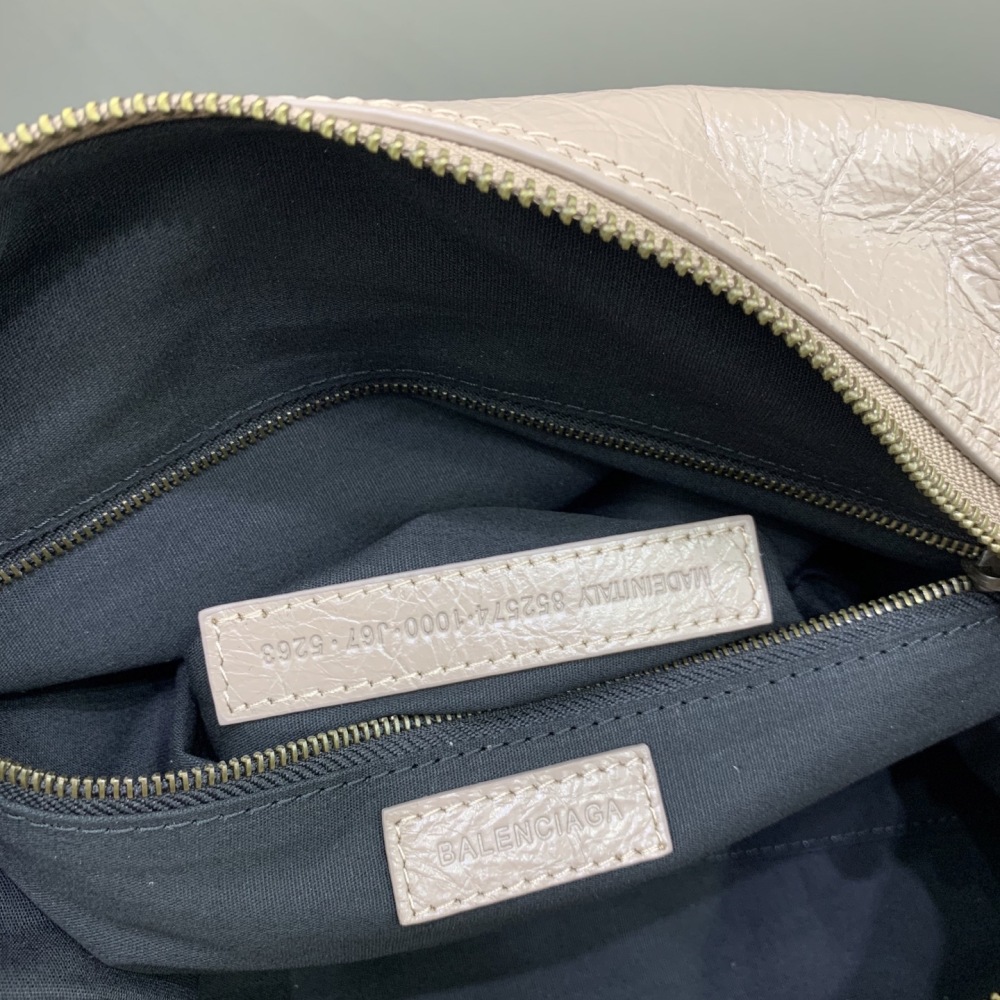 The Balenciaga Le City series Hobo shoulder bag (beige) is a modern derivative of the brand's classic motorcycle bag.