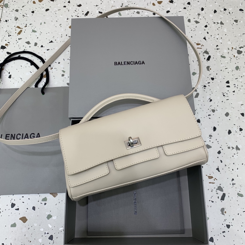 The Balenciaga Rodeo small flap bag (off-white) is a minimalist underarm bag that has become very popular in recent years.