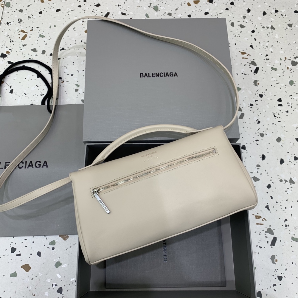 The Balenciaga Rodeo small flap bag (off-white) is a minimalist underarm bag that has become very popular in recent years.