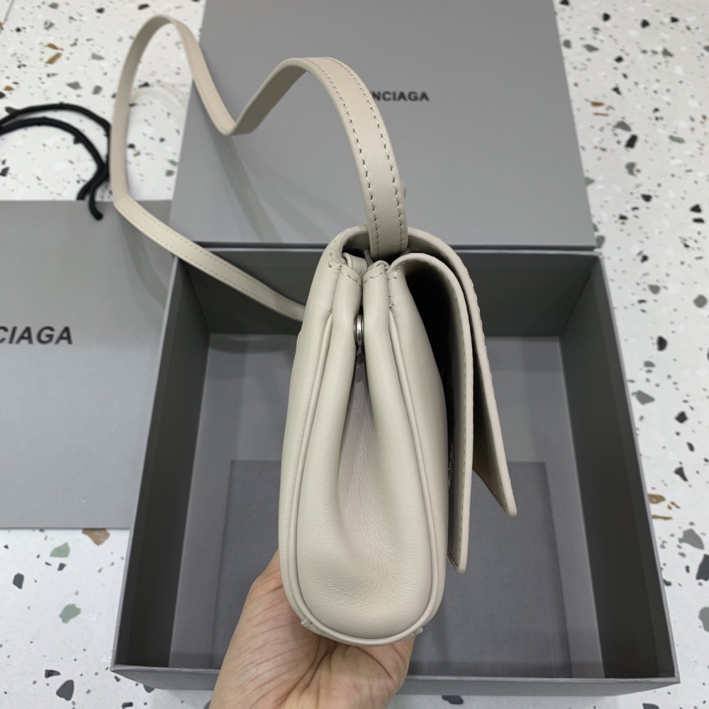 The Balenciaga Rodeo small flap bag (off-white) is a minimalist underarm bag that has become very popular in recent years.