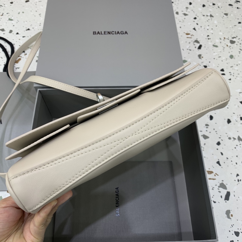 The Balenciaga Rodeo small flap bag (off-white) is a minimalist underarm bag that has become very popular in recent years.
