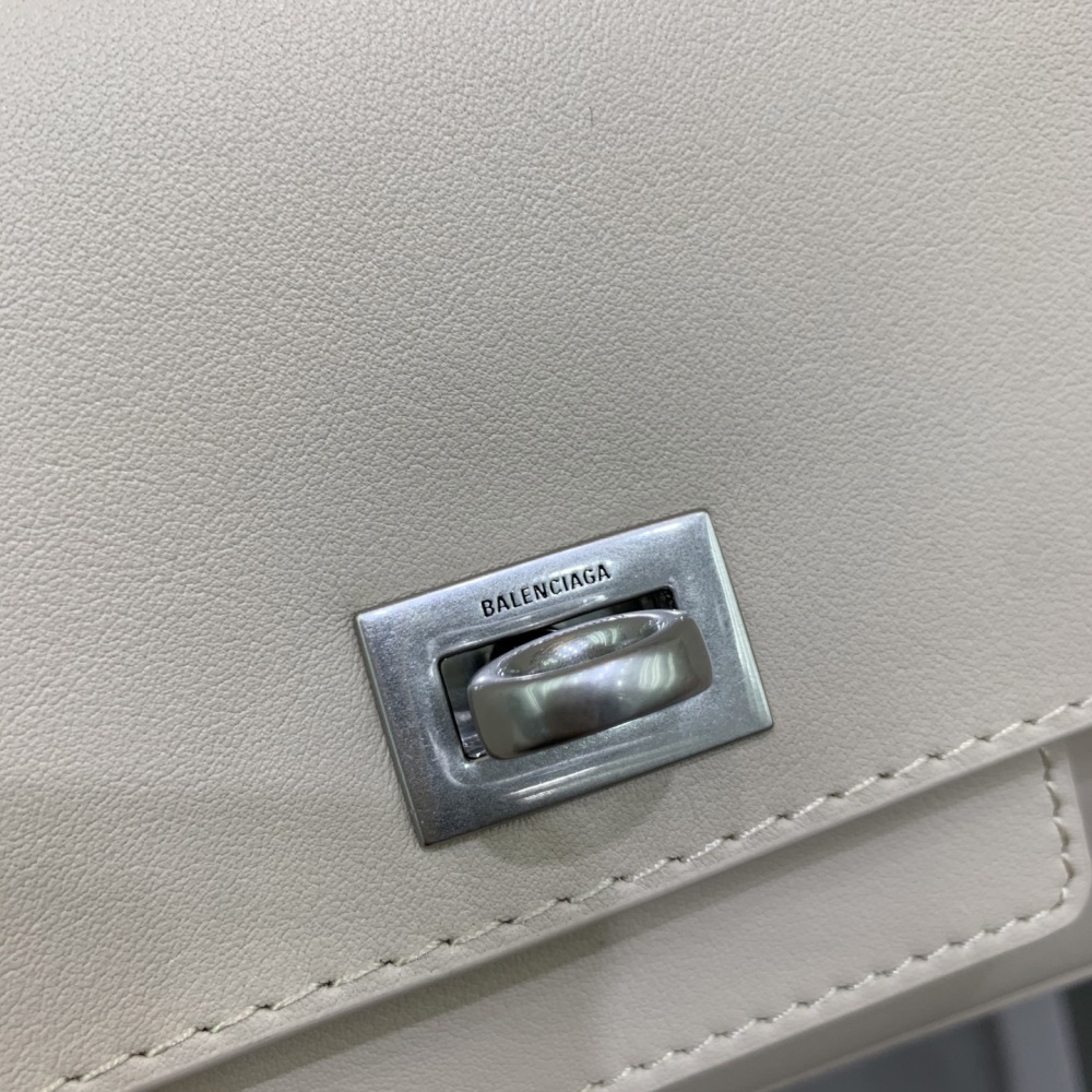 The Balenciaga Rodeo small flap bag (off-white) is a minimalist underarm bag that has become very popular in recent years.