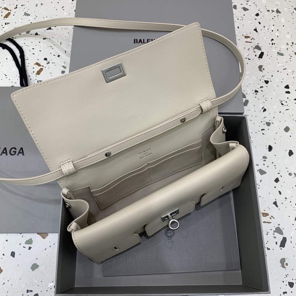 The Balenciaga Rodeo small flap bag (off-white) is a minimalist underarm bag that has become very popular in recent years.