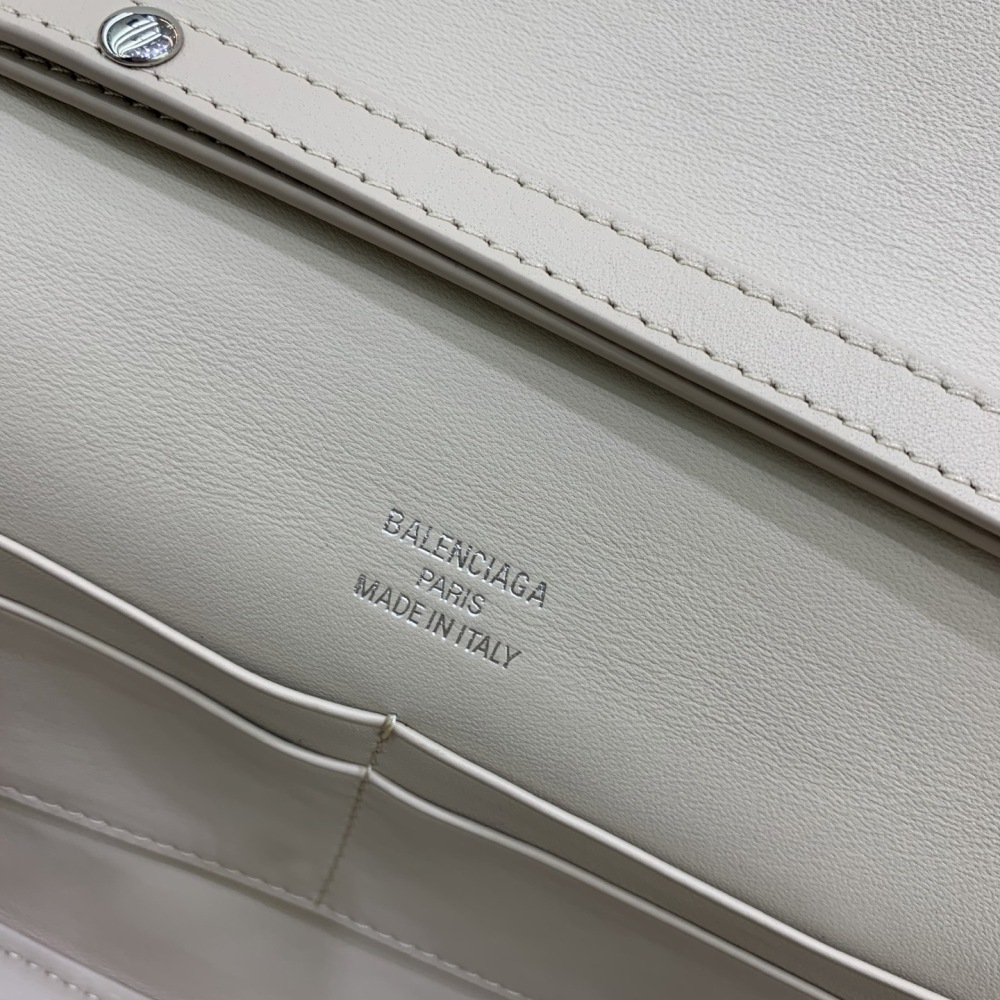 The Balenciaga Rodeo small flap bag (off-white) is a minimalist underarm bag that has become very popular in recent years.
