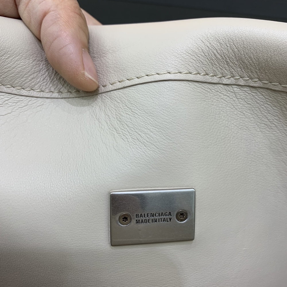 The Balenciaga Rodeo small flap bag (off-white) is a minimalist underarm bag that has become very popular in recent years.