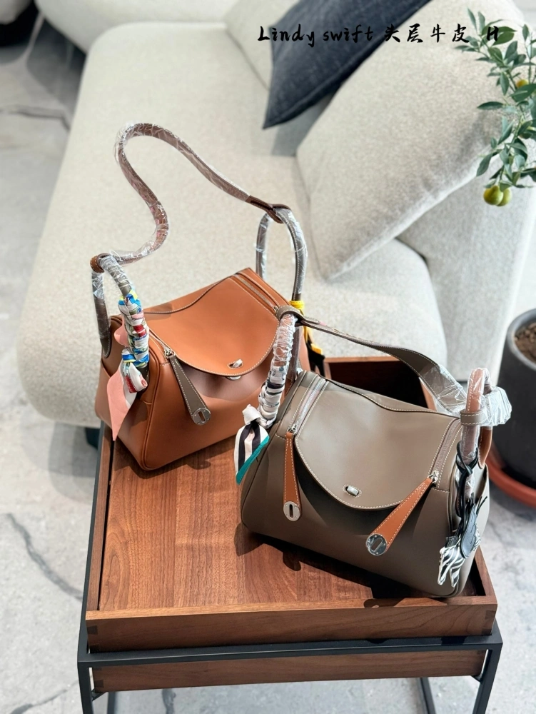 Hermes Lindy26 has many colors in stock! Since its launch, Lindy has established itself as a classic of modern H! It was once hailed as the most elegant bag of the H family, almost owned by celebrity fashionistas, and is also a bag that easily appear...