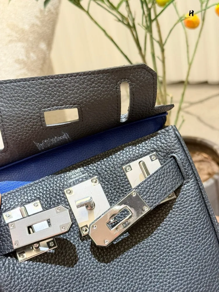 p335 Fashion item | Hermes bag I didn't know the fragrance of Hermes when I was young Hermes chest bag I really like it more and more now They are all bags suitable for going out on the street Easy to match all year round I feel that men's backs are ...