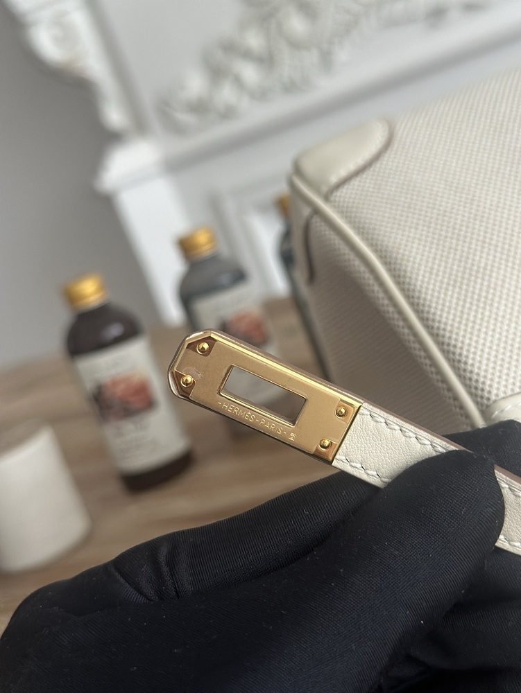 The classic Hermès Birkin bag, specifically the Birkin 25 canvas and leather version, is a popular Hermès "patchwork/canvas and leather" version.