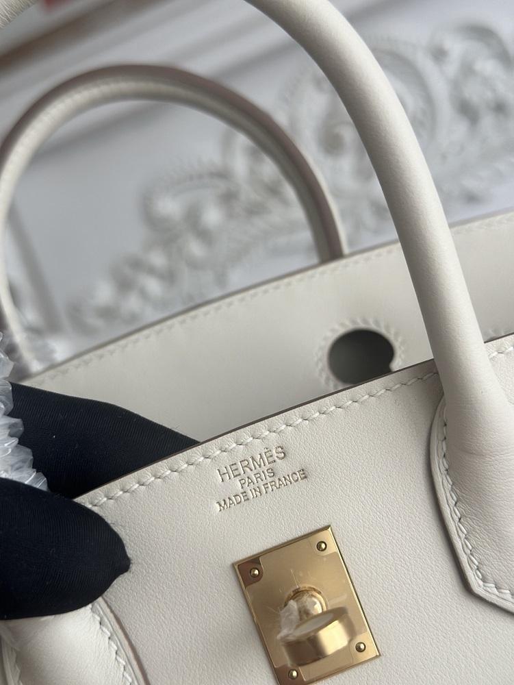 The classic Hermès Birkin bag, specifically the Birkin 25 canvas and leather version, is a popular Hermès "patchwork/canvas and leather" version.