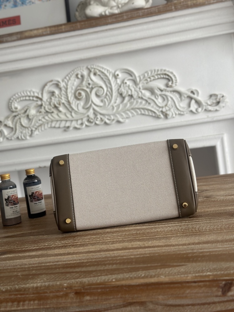 The Hermès Birkin-style canvas and leather tote bag, made of classic elephant grey leather and off-white canvas, is a popular lightweight commuter design in recent years.