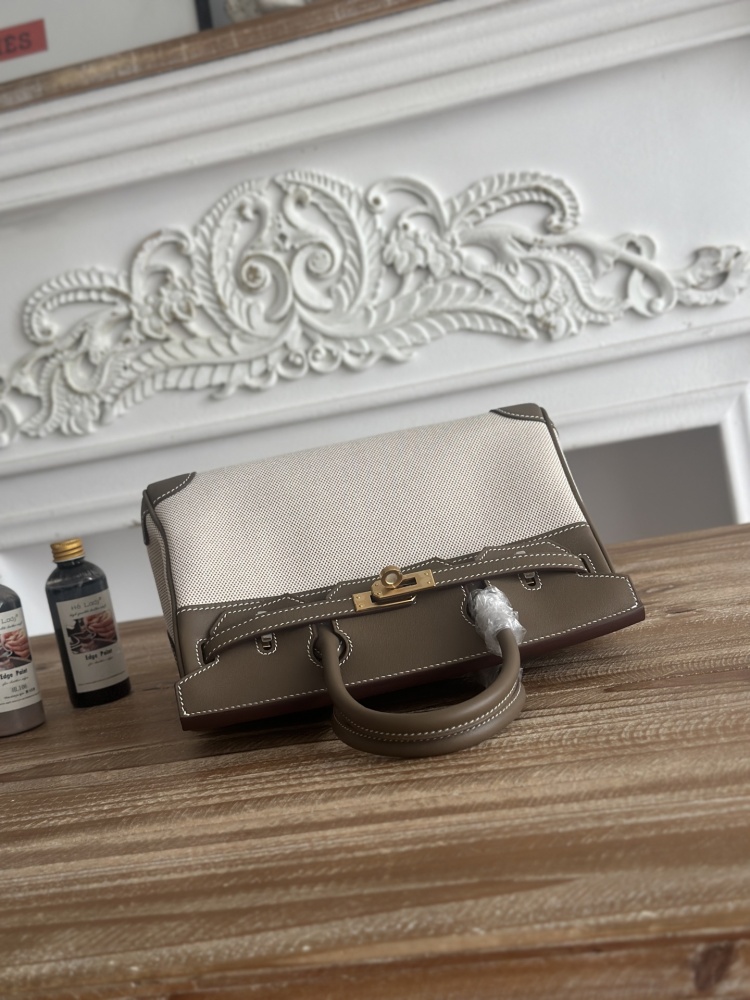 The Hermès Birkin-style canvas and leather tote bag, made of classic elephant grey leather and off-white canvas, is a popular lightweight commuter design in recent years.