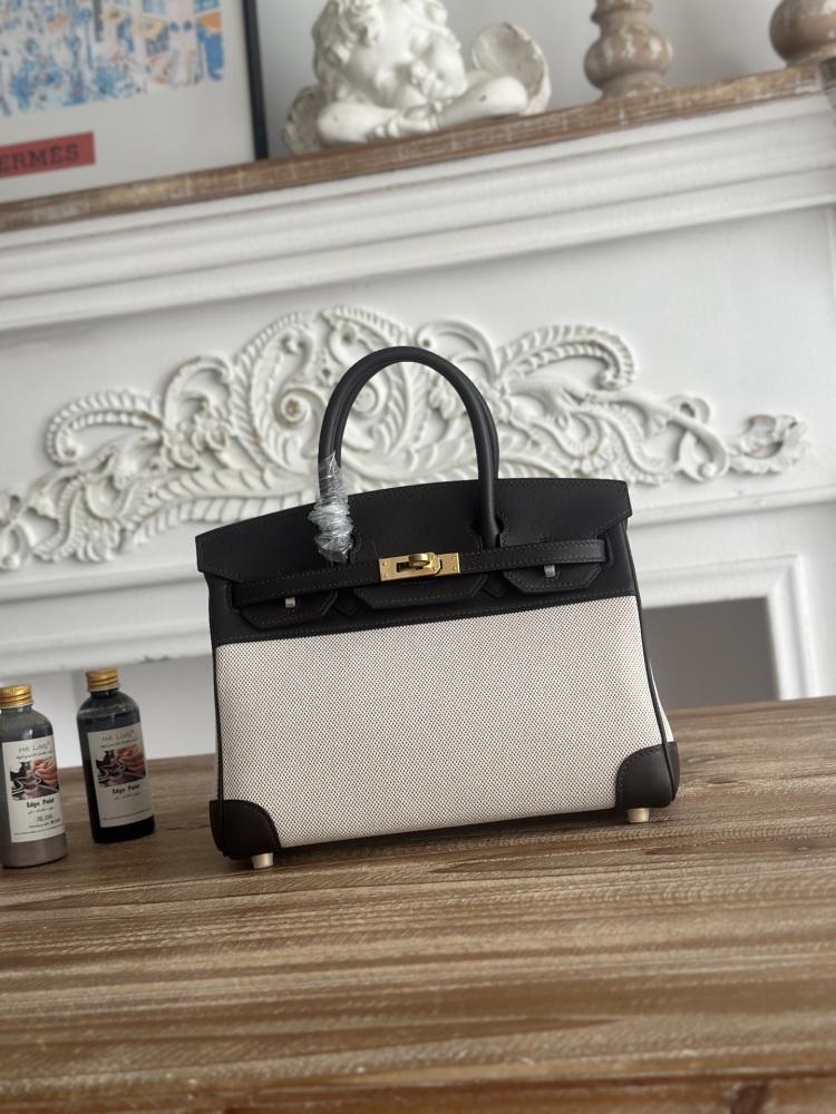 The canvas and leather tote bag, designed based on the Hermès Birkin bag, is a very popular lightweight commuter style in recent years.