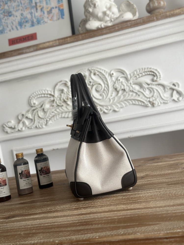 The canvas and leather tote bag, designed based on the Hermès Birkin bag, is a very popular lightweight commuter style in recent years.