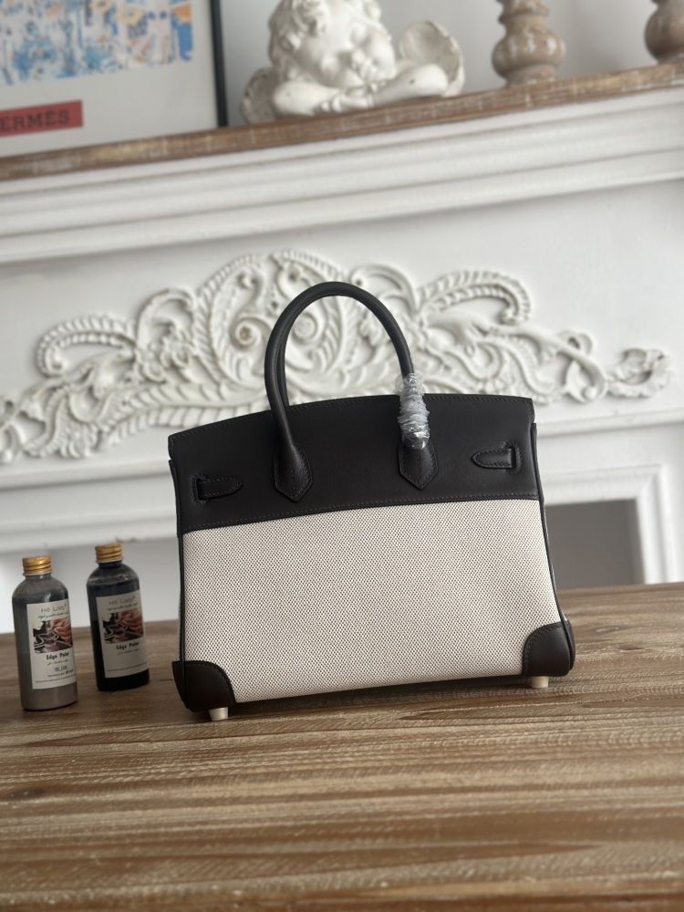 The canvas and leather tote bag, designed based on the Hermès Birkin bag, is a very popular lightweight commuter style in recent years.