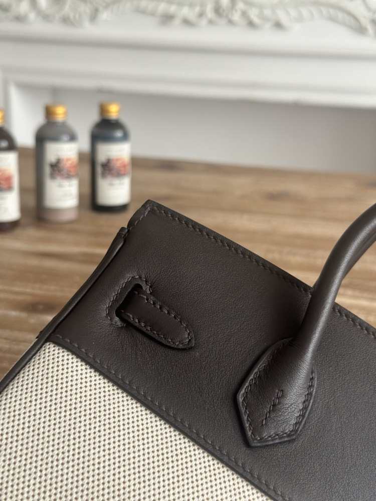 The canvas and leather tote bag, designed based on the Hermès Birkin bag, is a very popular lightweight commuter style in recent years.